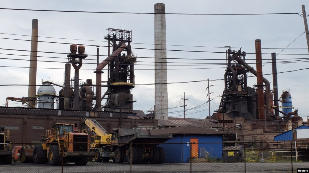 Tanur tiup yang sedang tidak beroperasi tampak di pabrik US. Steel Corp Granite City Works di Granite City, Illinois, AS tanggal 5 Juli 2017 (foto: REUTERS/David Lawder)