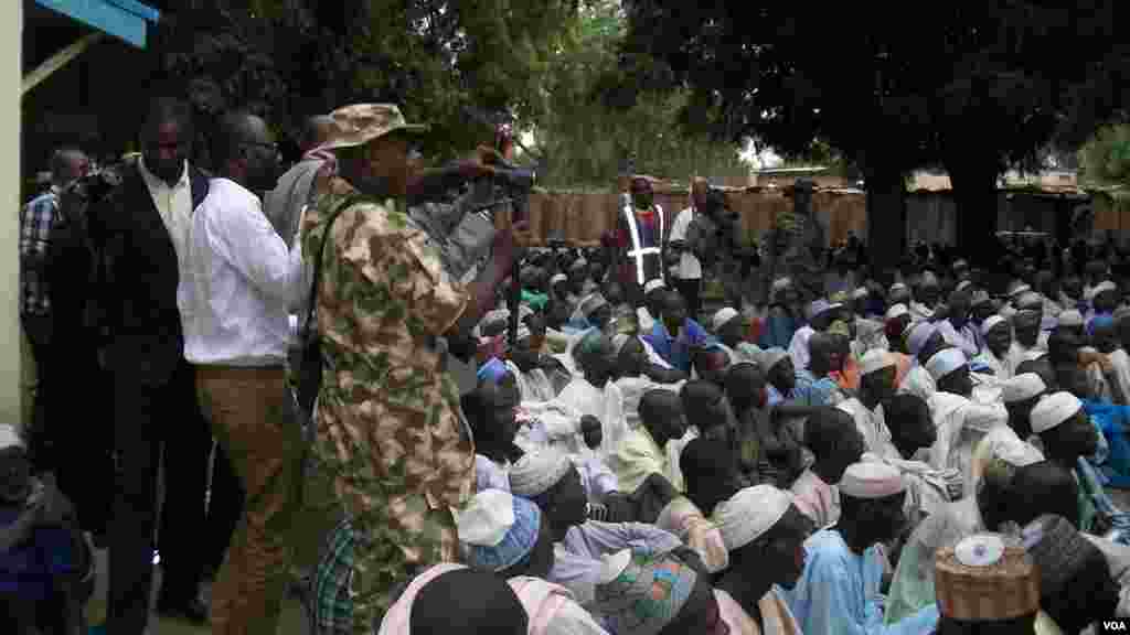 &#39;Yan gudun hijirar da suka hallara domin ganawa da manyan baki a garin Bama, Jihar Borno