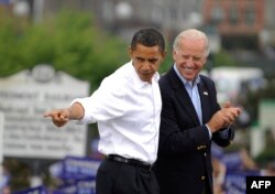 Barack Obama (kiri) dan pasangannya Joe Biden di Greensboro, North Carolina, 27 September 2008. (Foto: AFP)