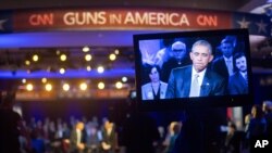 Barack Obama évoque à la télévision le problème des armes à feu en Amérique, lors d'une réunion citoyenne à George Mason University, Fairfax, Virginie. 