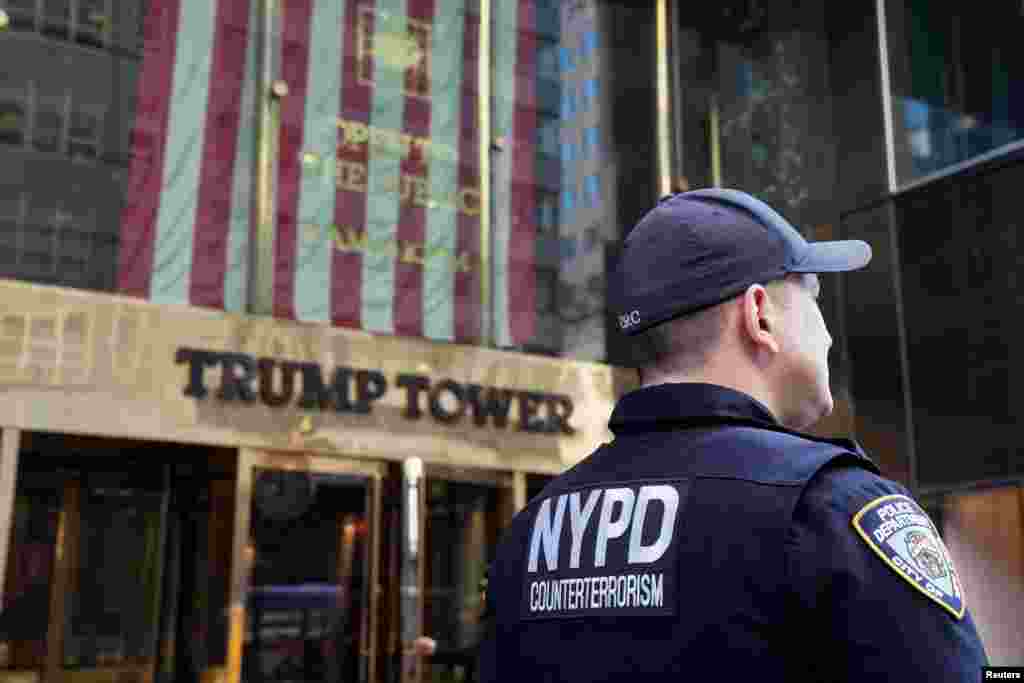 Un oficial de policía patrulla frente a la Trump Tower en Nueva York, el 22 de marzo de 2023, cuando la ciudad se preparaba para posibles disturbios tras un llamado del expresidente a sus seguidores a protestar contra su probable arresto acusado de cargos en la corte del distrito de Manhattan.&nbsp;