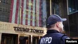 Un oficial de policía custodia frente a la Trump Tower, en la ciudad de Nueva York, el 22 de marzo de 2023, días después de que se publicara un mensaje en la cuenta de Truth Social del expresidente de Estados Unidos, Donald Trump, en el que afirmaba que esperaba ser arrestado.