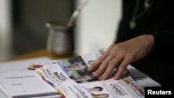 Documentos en un colegio electoral durante las elecciones primarias en Buenos Aires, Argentina, el 11 de agosto de 2019. REUTERS / Agustin Marcarian.