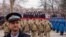 Petugas polisi melakukan parade untuk menandai perayaan hari libur nasional di wilayah otonomi Republik Serb, di Banja Luka, Bosnia Herzegovina, pada 9 Januari 2022. (Foto: Reuters/Antonio Bronic) 