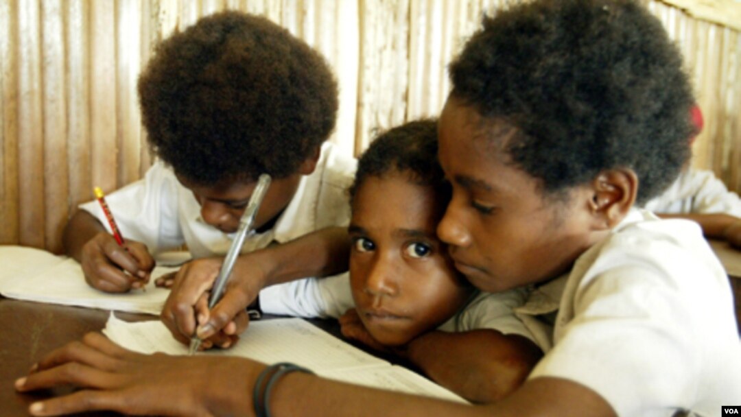 Anak-anak sekolah dasar di desa Taroi, Bintuni Bay, Papua (foto: dok). HIV/AIDS mulai diajarkan dari SD hingga SMA.