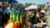 Des jeunes filles coiffées de "locks" aux couleurs de rasta assises a la place Meskel a Addis Abeba, Ethiopie, 6 février 2005.