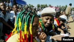 Des jeunes filles coiffées de "locks" aux couleurs de rasta assises a la place Meskel a Addis Abeba, Ethiopie, 6 février 2005.