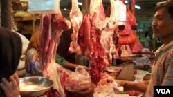 Penjual daging sapi di sebuah pasar tradisional di Bintaro, Tangerang. (VOA/Iris Gera)