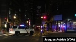 Un véhicule de la police bloque une avenue pour des raisons de sécurité avant l'arrivée du pape François à Philadelphie, 25 septembre 2015 (Jacques Aristide/VOA)