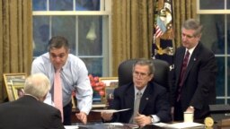 President AS pada saat itu, George W. Bush (kedua dari kiri), menerima laporan terbaru tentang status dari aksi militer di Irak di Gedung Putih, Washington, pada 20 Maret 2003. (Foto: AP Photo/Eric Draper, White House)