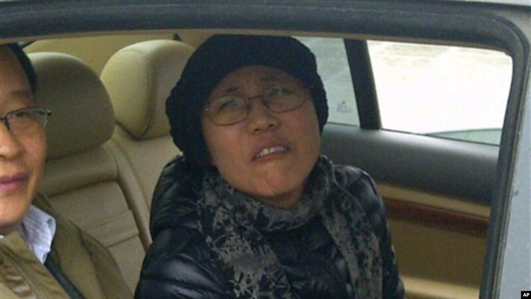 23일 가족의 재판에 참석하기 위해 베이징 화이러우 재판장에 나타난 류샤. 류샤는 가택연금중인 노벨 평화상 수상자 루샤바오의 아내이다.