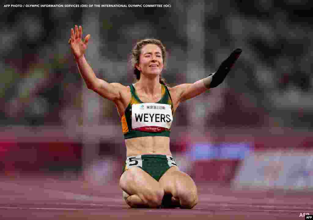 South Africa&#39;s Anrune Weyers celebrating her victory in the final of the women&#39;s 400m - T46/47 athletics event at the Olympic Stadium during the Tokyo 2020 Paralympic Games in Tokyo. Bob MARTIN / OIS/IOC / AFP