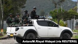 ILUSTRASI - Tentara dan polisi duduk di atas mobil saat berpatroli di Wamena, Papua, 9 Oktober 2019. (Foto: Antara/M.Risyal Hidayat via REUTERS)