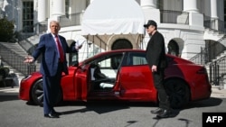 Kırmızı renkli bir Tesla satın alan ve Musk’la birlikte araca binerek poz veren Trump, gazetecilerin soruları üzerine, çok uzun zamandır araba almadığını söyledi.