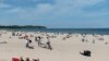 Personas disfrutan de la playa en el Mar Báltico luego del alivio de las restricciones por la COVID-19, en Sopot, Polonia, el 10 de mayo de 2020.
