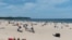 Personas disfrutan de la playa en el Mar Báltico luego del alivio de las restricciones por la COVID-19, en Sopot, Polonia, el 10 de mayo de 2020.
