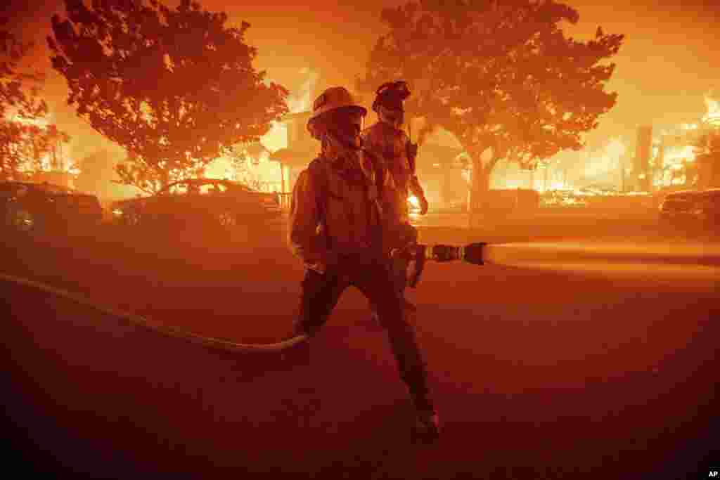 Los bomberos luchan contra el incendio de Palisades mientras las llamas queman varias estructuras en el vecindario de Pacific Palisades de Los Ángeles, el 7 de enero de 2025.