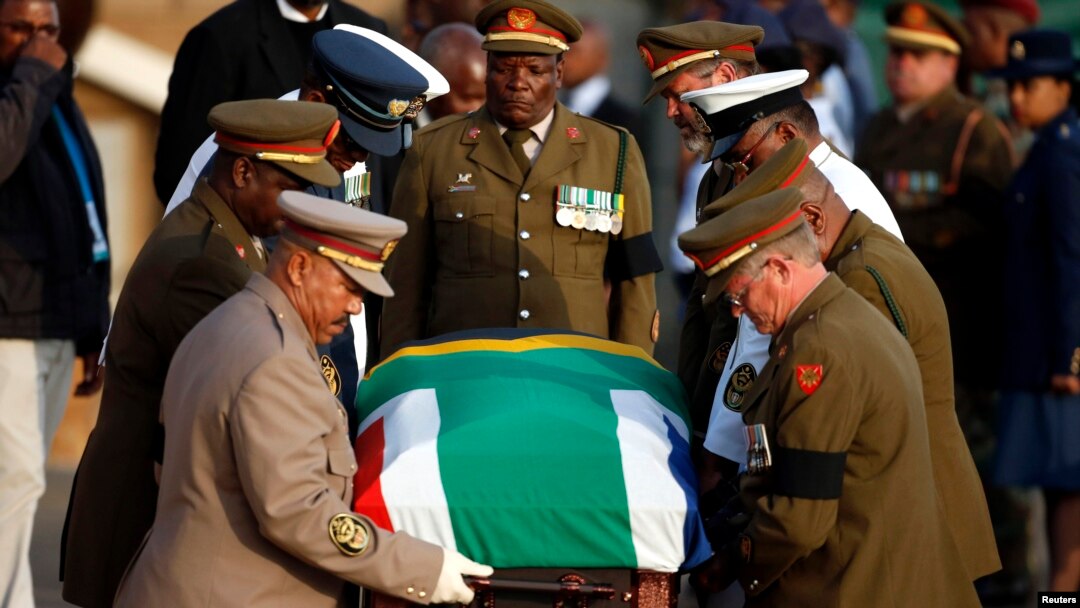 Jenazah Nelson Mandela dipindahkan dari Union Buildings di Pretoria untuk diterbangkan ke Qunu (13/12). 