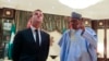 Le président français Emmanuel Macron, à gauche, écoutant son homologue nigérian Muhammadu Buhari à Abuja, le 3 juillet 2018.