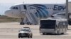 埃及航空公司被劫持的客机3月29日降落在塞浦路斯的拉納卡機場。一辆巴士运载这架班机的一些乘客离开。 