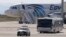 埃及航空公司被劫持的客机3月29日降落在塞浦路斯的拉納卡機場。一辆巴士运载这架班机的一些乘客离开。 