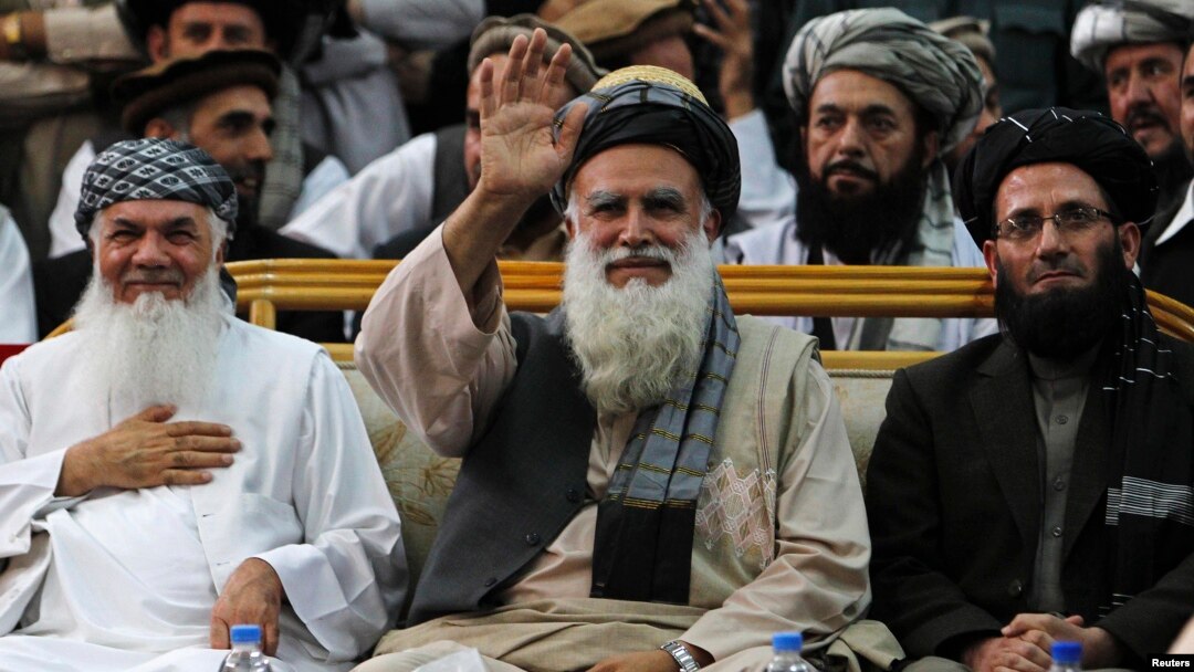 Abdul Rasul Sayyaf (markazda), Ismoil Xon (o'ngda), Abdul Vahob Erfan (chapda) prezident va vitse-prezident kursilari uchun bellashadi. Saylovlar 5-aprelga belgilangan.