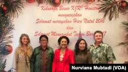 Konsul Jenderal RI di Houston Henk Edward Saroinsong dan Istri sebagai tuan rumah dalam open house acara Natal di Wisma Indonesia, Houston.