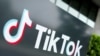 Logo media sosial TikTok terpasang di kantornya di Culver City, California, dalam foto yang diambil pada 15 September 2020. (Foto: Reuters/Mike Blake)