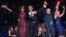Prezident Barak Obama, rafiqasi Mishel, vitse-prezident Jo Bayden va rafiqasi Jill Chikagoda g'alabani nishonlamoqda, 6-noyabr, 2012 