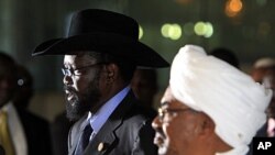 Shugaban Sudan Omar al-Bashir ya na sauraren shugaban Sudan Ta Kudu Silva Kiir a wajen wani taron manema labaran hadin guiwa a filin jirgin saman Khartoum kafin Mr.Kiir ya tashi zuwa gida bayan ya kammala ziyarar aikin kwanaki biyu.