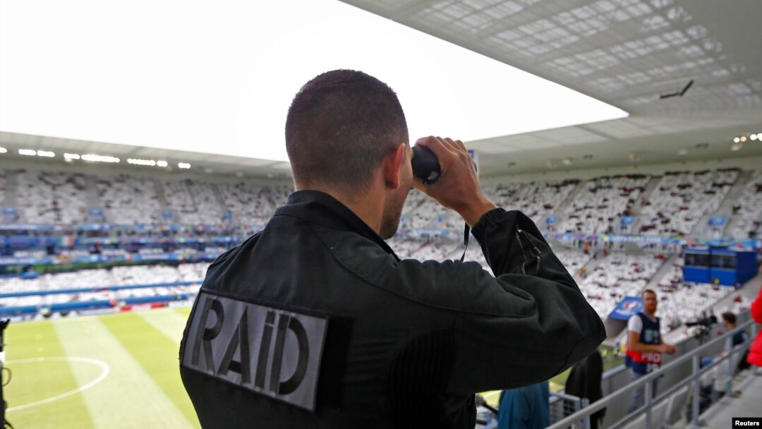 Polisi Perancis mengamati penonton di dalam stadion Bordeaux, tempat tim Belgia bertanding melawan Irlandia dalam kompetisi sepakbola Euro 2010 (18/6). (Reuters/Regis Duvignau)