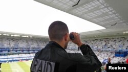 Un agent du RAID ( police ) à l'intérieur du stade de Bordeaux, où la Belgique jouait contre l'Irlande en Euro 2016 compétition de football, le 18 Juin, 2016.