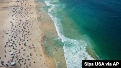신종 코로나바이러스 감염이 확산되고 있는 브라질에서 7일 리우데자네이루 코파카바나 해변이 여전히 피서객들로 붐비고 있다.