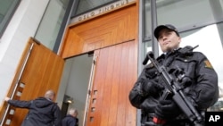 Seorang polisi menjaga pintu masuk gedung pengadilan di Oslo, Norwegia, 16 April 2012. (Foto: dok). 