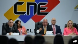 ARCHIVO - El presidente del CNE, Elvis Amoroso, en el centro, habla a la prensa en la sede del poder electoral junto al resto de la directiva de ese poder, en Caracas, el 29 de mayo de 2024.