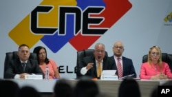 Elvis Amoroso, presidente del CNE venezolano, ofrece declaraciones junto al resto del directorio principal del organismo, en Caracas, el 29 de mayo de 2024.