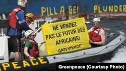 Le bateau de Greenpeace dénonce la pêche intensive en Afrique de l'Ouest, le 4 mai 2017.