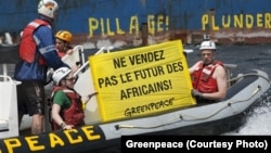 Greenpeace milite contre la pêche illégale en Afrique de l'Ouest.