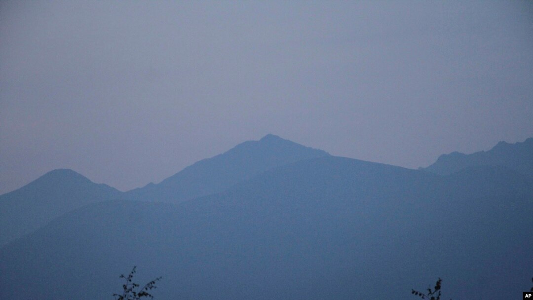 Dim od šumskog požara prekriva planine u Ankorejdžu, Aljaska, 23. avgusta 2019.