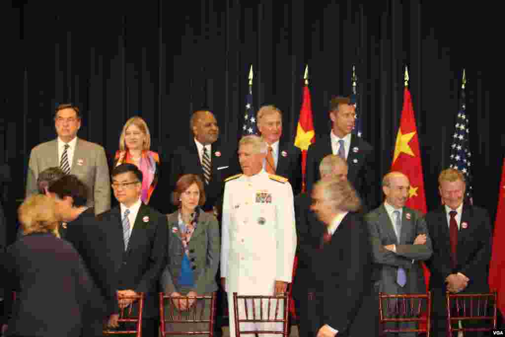美國代表團部分成員，中間的軍人為美軍太平洋司令部司令洛克利爾（美國之音林楓拍攝）