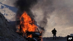 На фото: палаюча автівка на гірському перевалі поблизу кордону між Нагірним Карабахом та Вірменією. 8-ме листопада
