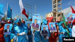 រូបឯកសារ៖ ស្ត្រីជនជាតិសូម៉ាលីកាន់បដារូបប្រធានាធិបតីសូម៉ាលីលោក Mohamed Abdullahi Farmajo នៅទីក្រុង Mogadishu ប្រទេសសូម៉ាលី កាលពីថ្ងៃទី ១១ ខែកុម្ភៈ ឆ្នាំ២០១៧។