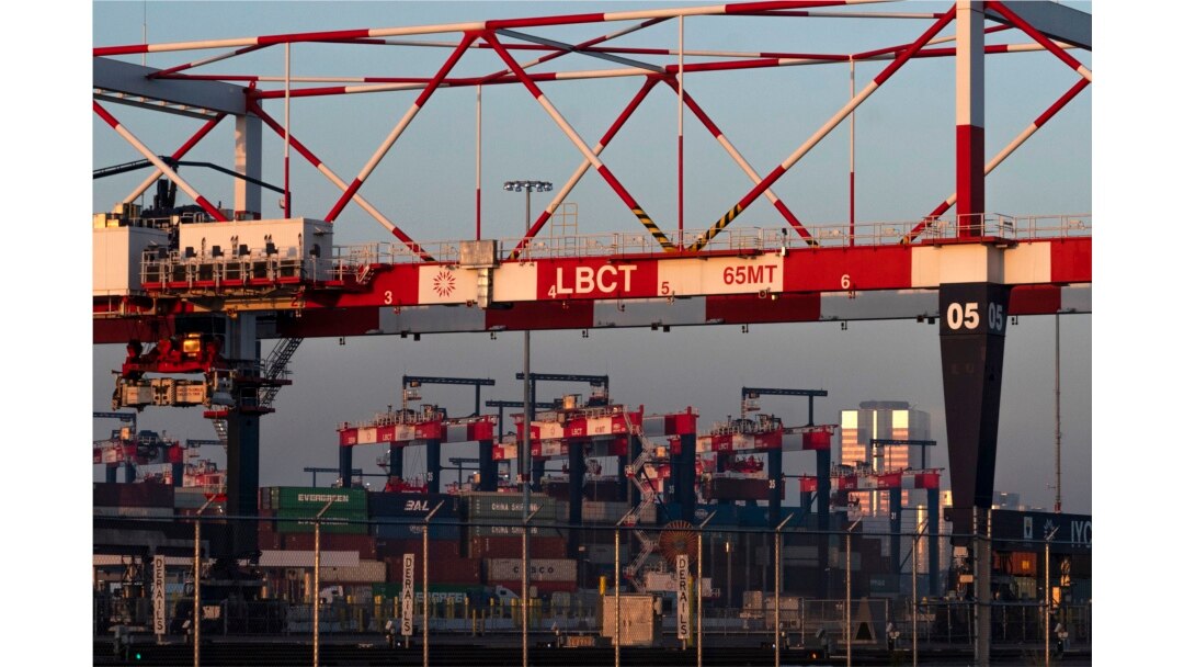 Terminal Peti Kemas Long Beach di Long Beach, California, Selasa, 30 November 2021. (AP Photo/Damian Dovarganes)