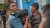Reaksi seorang pria setelah mengidentifikasi kerabatnya di antara jenazah para korban tsunami di Carita, Minggu, 23 Desember 2018.
