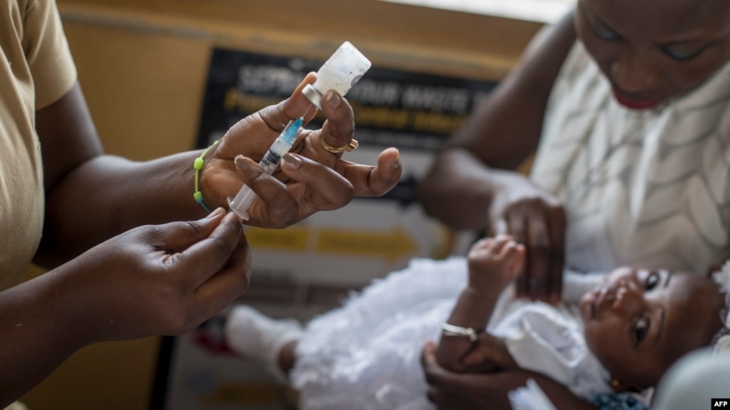 Seorang bayi perempuan menerima suntikan vaksin Malaria "Mosquirix" di sebuah klinik di Cape Coast, Ghana. 