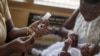 Vaksinasi malaria di Poliklinik Ewin di Cape Coast, Ghana, 30 April 2019. (CRISTINA ALDEHUELA / AFP)