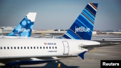 Pesawat JetBlue di bandara internasional John F. Kennedy.