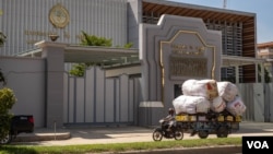 FILE - A man is transporting goods in front of National Bank of Cambodia, in Phnom Penh, on June 3, 2020. (Malis Tum/VOA Khmer)