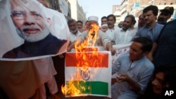មនុស្សម្នា​ដុត​ទង់ជាតិ និង​រូប​របស់​លោក​នាយករដ្ឋមន្ត្រី​ឥណ្ឌា Narendra Modi នោ​ក្នុង​បាតុកម្ម​មួយ​ដើម្បី​ពី​ការ​គាំទ្រ និង​សាមគ្គីភាព​ជាមួយ​នឹង​ពលរដ្ឋ​ក្នុង​តំបន់ Kashmir នៅ​ក្នុង​ក្រុង Peshawar ប្រទេស​ប៉ាគីស្ថាន កាលពី​ថ្ងៃទី៥ ខែសីហា ឆ្នាំ២០១៩។