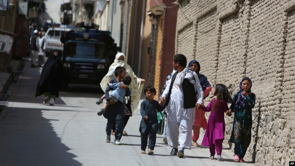 En esta foto de archivo del 24 de julio del 2018 una familia huye de su casa despuÃ©s de un ataque de un cohete al oeste de Kabul, AfganistÃ¡n.
